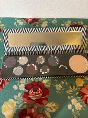 MAC Eyeshadow Palette Basic Bi*ch